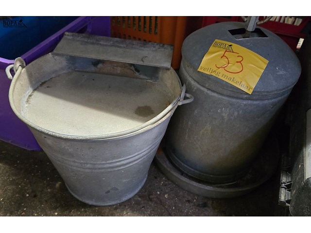 Lot 53 - voederbakken voor kippen 2 stuks - afbeelding 1 van  3