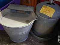Lot 53 - voederbakken voor kippen 2 stuks - afbeelding 1 van  3