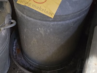 Lot 53 - voederbakken voor kippen 2 stuks - afbeelding 2 van  3