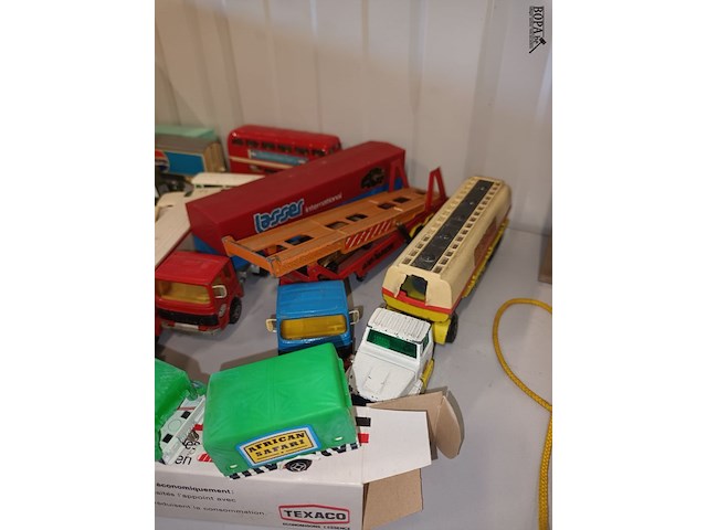 Lot 53 - vrachtwagens en autocars op schaal. 24 stuks - afbeelding 2 van  10