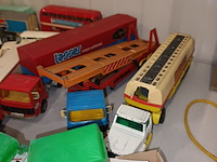 Lot 53 - vrachtwagens en autocars op schaal. 24 stuks - afbeelding 2 van  10