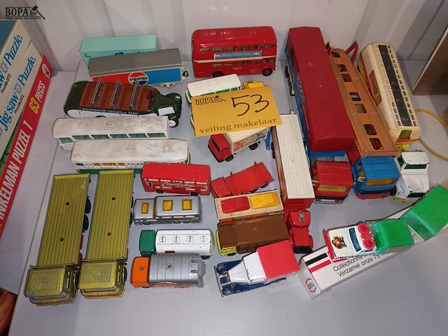 Lot 53 - vrachtwagens en autocars op schaal. 24 stuks - afbeelding 1 van  10