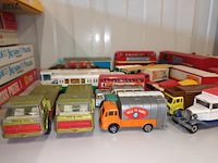 Lot 53 - vrachtwagens en autocars op schaal. 24 stuks - afbeelding 3 van  10