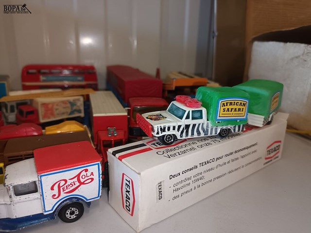 Lot 53 - vrachtwagens en autocars op schaal. 24 stuks - afbeelding 4 van  10