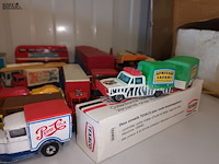 Lot 53 - vrachtwagens en autocars op schaal. 24 stuks - afbeelding 4 van  10