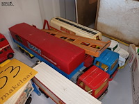 Lot 53 - vrachtwagens en autocars op schaal. 24 stuks - afbeelding 5 van  10