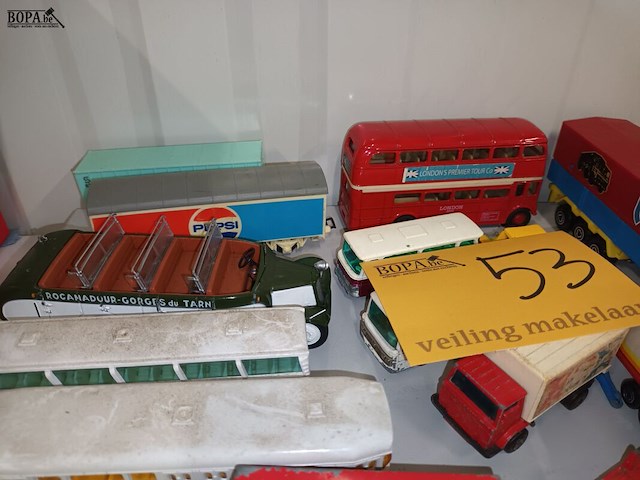 Lot 53 - vrachtwagens en autocars op schaal. 24 stuks - afbeelding 6 van  10