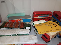 Lot 53 - vrachtwagens en autocars op schaal. 24 stuks - afbeelding 6 van  10
