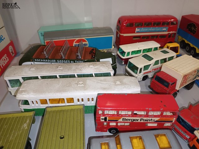 Lot 53 - vrachtwagens en autocars op schaal. 24 stuks - afbeelding 7 van  10