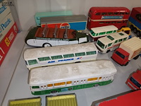 Lot 53 - vrachtwagens en autocars op schaal. 24 stuks - afbeelding 8 van  10