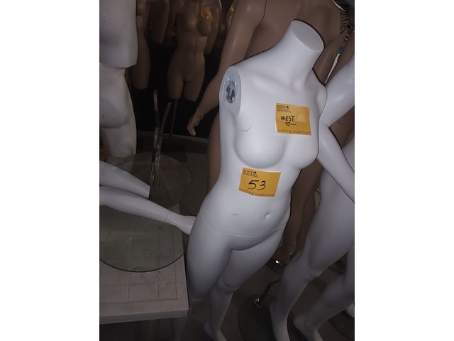 Lot 53 - witte paspop vrouw op voet - afbeelding 1 van  4