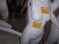 Lot 53 - witte paspop vrouw op voet - afbeelding 1 van  4