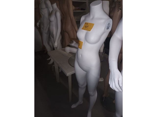 Lot 53 - witte paspop vrouw op voet - afbeelding 2 van  4
