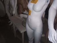 Lot 53 - witte paspop vrouw op voet - afbeelding 2 van  4