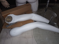 Lot 53 - witte paspop vrouw op voet - afbeelding 3 van  4
