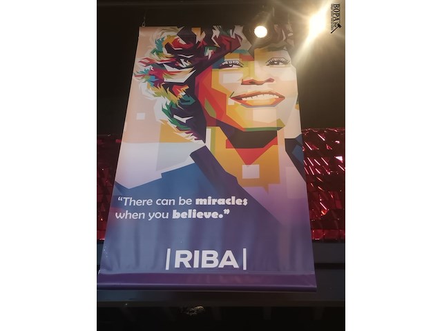 Lot 53 - zeil met afbeelding whitney houston - afbeelding 1 van  2