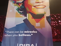 Lot 53 - zeil met afbeelding whitney houston - afbeelding 1 van  2