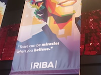 Lot 53 - zeil met afbeelding whitney houston - afbeelding 2 van  2