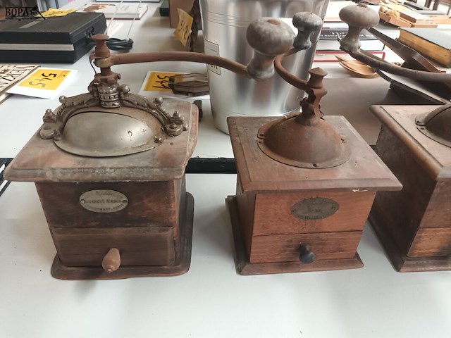 Lot 533 - koffiemolens. 5 stuks - afbeelding 2 van  4