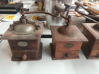 Lot 533 - koffiemolens. 5 stuks - afbeelding 2 van  4