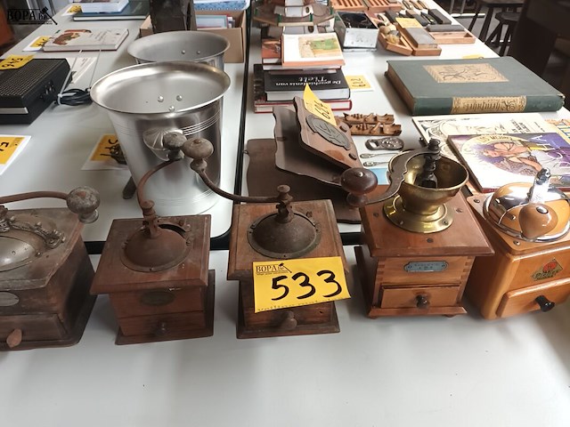 Lot 533 - koffiemolens. 5 stuks - afbeelding 4 van  4