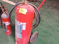 Lot 533 - poederblusser 50 kg op wagentje - afbeelding 1 van  4