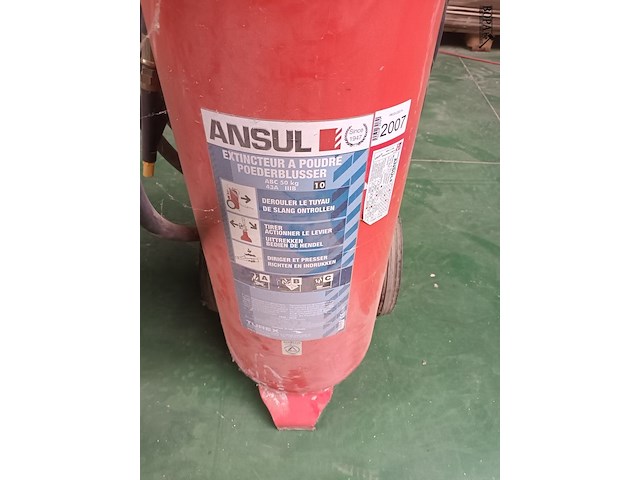 Lot 533 - poederblusser 50 kg op wagentje - afbeelding 2 van  4