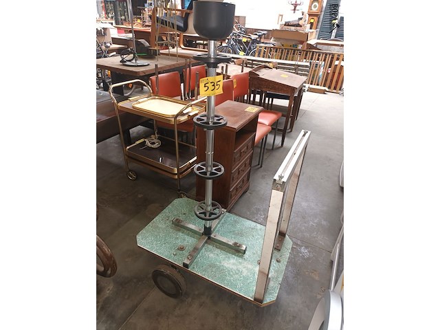 Lot 535 - kar met statief voor winterbanden - afbeelding 1 van  4