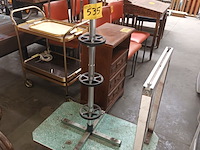 Lot 535 - kar met statief voor winterbanden - afbeelding 1 van  4