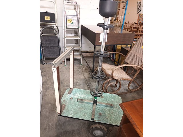 Lot 535 - kar met statief voor winterbanden - afbeelding 2 van  4
