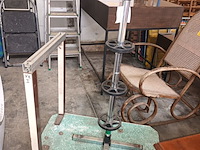 Lot 535 - kar met statief voor winterbanden - afbeelding 2 van  4