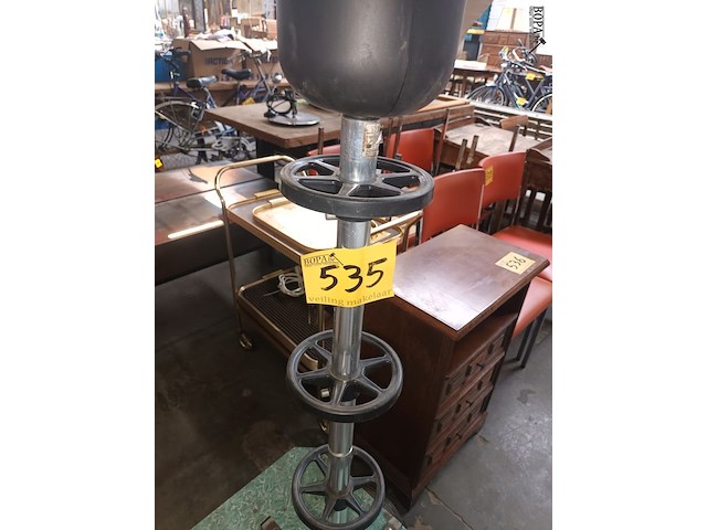 Lot 535 - kar met statief voor winterbanden - afbeelding 4 van  4