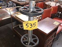 Lot 535 - kar met statief voor winterbanden - afbeelding 4 van  4
