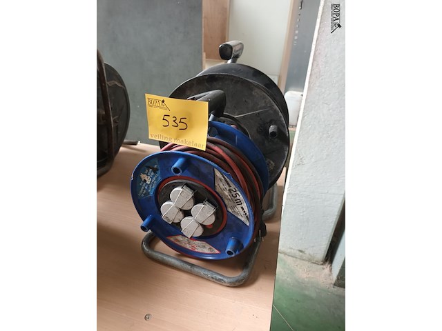 Lot 535 - verlengkabel op haspel. 2 stuks - afbeelding 1 van  3