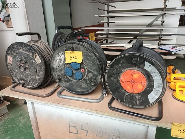 Lot 536 - verlengkabel op haspel. 3 stuks - afbeelding 1 van  3