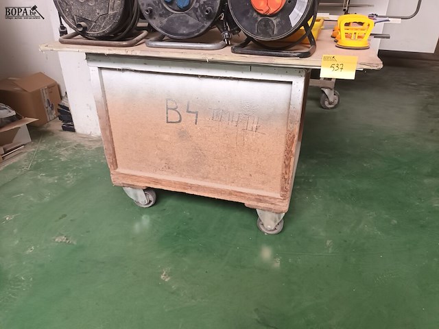 Lot 537 - houten werkbank op wielen - afbeelding 1 van  2