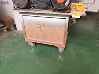 Lot 537 - houten werkbank op wielen - afbeelding 1 van  2