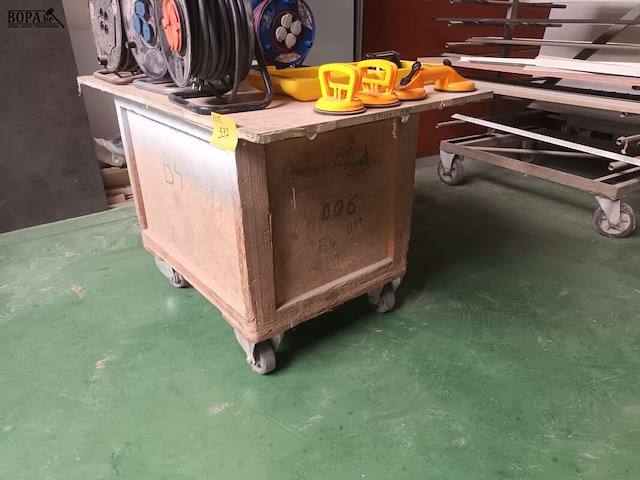 Lot 537 - houten werkbank op wielen - afbeelding 2 van  2