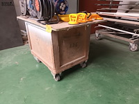 Lot 537 - houten werkbank op wielen - afbeelding 2 van  2