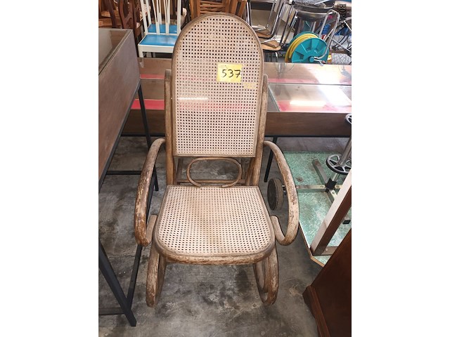 Lot 537 - schommelstoel thonet stijl - afbeelding 1 van  3