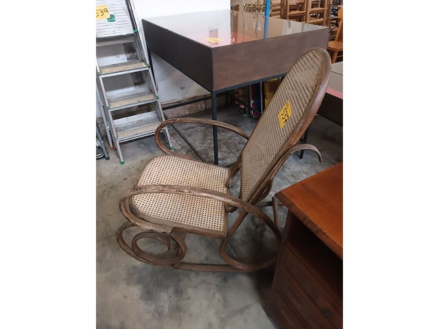 Lot 537 - schommelstoel thonet stijl - afbeelding 2 van  3