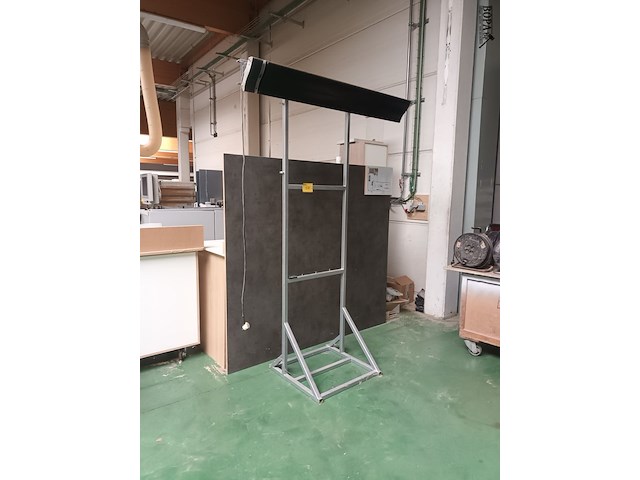Lot 538 - infrarood verwarming op staander - afbeelding 1 van  4