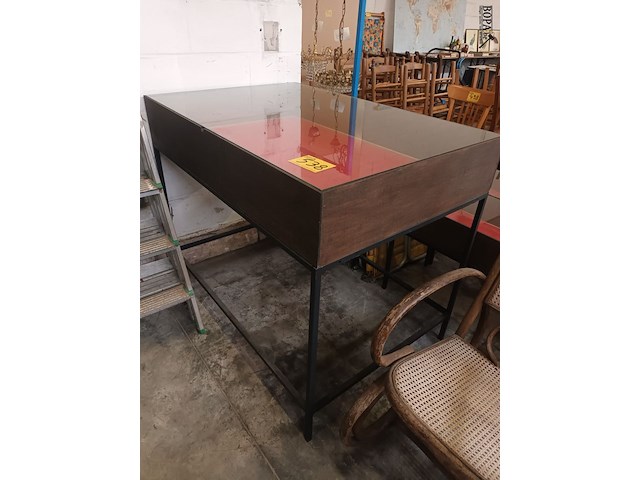Lot 538 - vitrine tafel op metalen onderstel - afbeelding 1 van  3