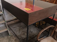 Lot 538 - vitrine tafel op metalen onderstel - afbeelding 1 van  3