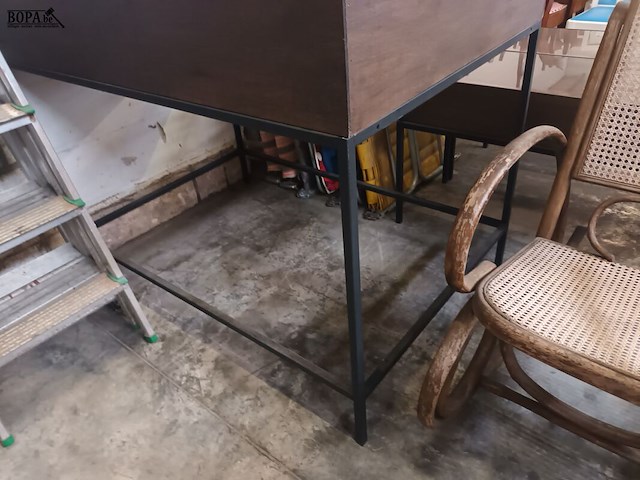 Lot 538 - vitrine tafel op metalen onderstel - afbeelding 2 van  3