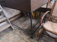 Lot 538 - vitrine tafel op metalen onderstel - afbeelding 2 van  3