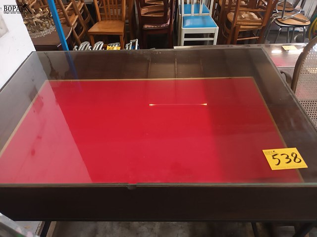 Lot 538 - vitrine tafel op metalen onderstel - afbeelding 3 van  3