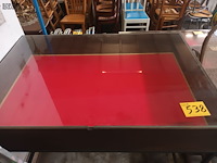 Lot 538 - vitrine tafel op metalen onderstel - afbeelding 3 van  3
