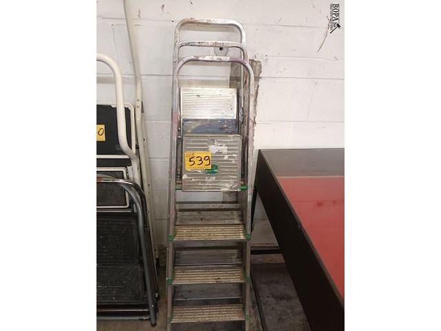 Lot 539 - aluminium trapladders. 3 stuks - afbeelding 1 van  3