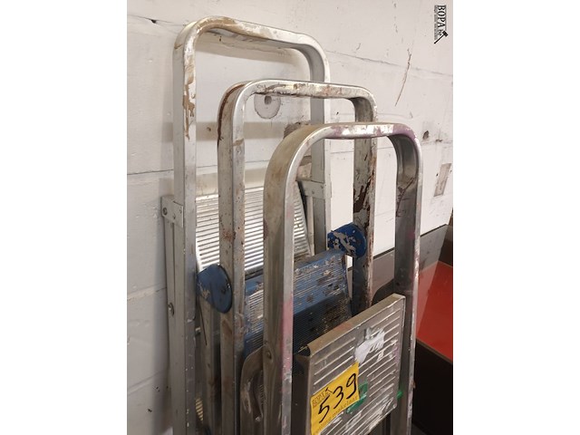 Lot 539 - aluminium trapladders. 3 stuks - afbeelding 3 van  3